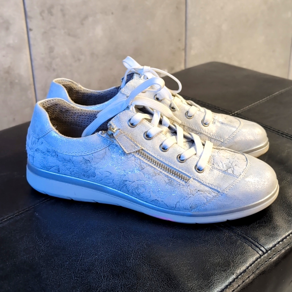 Women's shoes